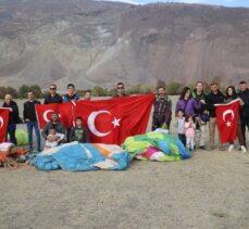 Yamaç paraşütçüleri Cumhuriyet Bayramını gökyüzüne Türk bayrağı açarak kutladı
