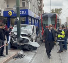 GÜNCELLEME – Zeytinburnu'nda panelvan ile tramvay çarpıştı