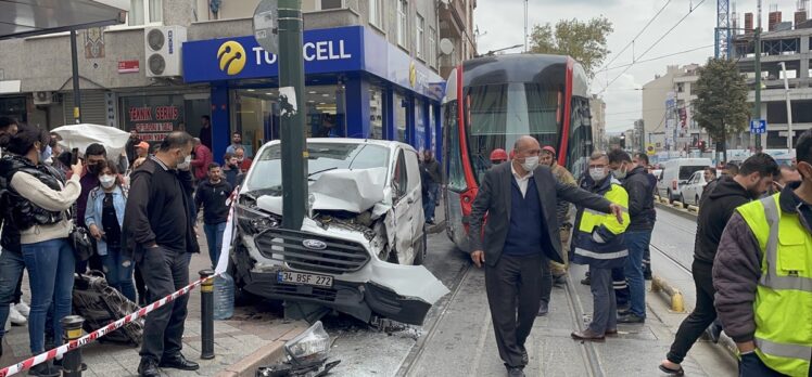 GÜNCELLEME – Zeytinburnu'nda panelvan ile tramvay çarpıştı