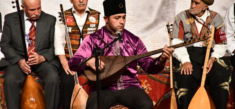 14. Sivas Uluslararası Geleneksel Aşıklar Bayramı'na 50'ye yakın aşık ve şair katıldı