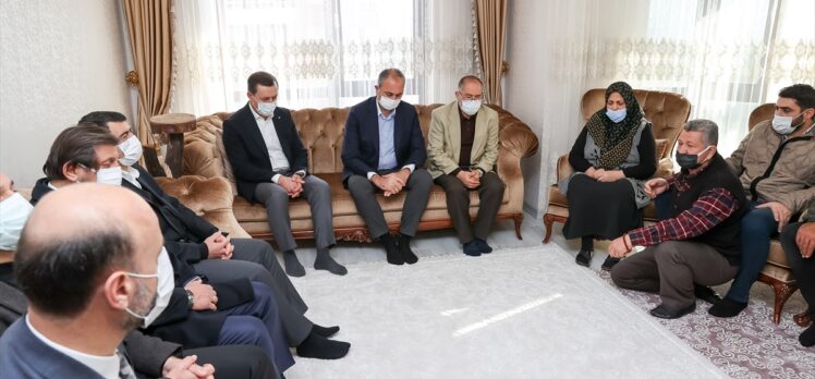 Adalet Bakanı Gül, kılıçlı saldırıda hayatını kaybeden Başak Cengiz'in ailesini ziyaret etti