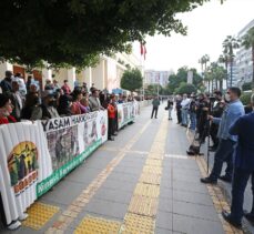 Adana'da hayvanseverlerden Büyükşehir Belediyesine protesto