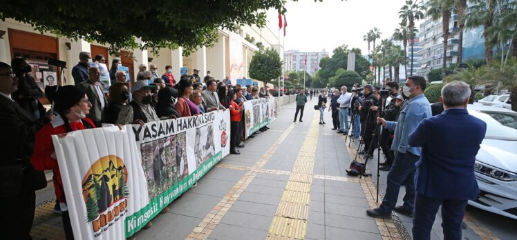 Adana'da hayvanseverlerden Büyükşehir Belediyesine protesto