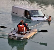 Adana'da sulama kanalına düşen minibüsteki karı-koca kurtarıldı