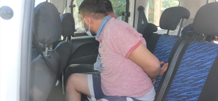 Adana'da ticari taksiyle polisten kaçan 2 şüpheli kovalamacayla yakalandı