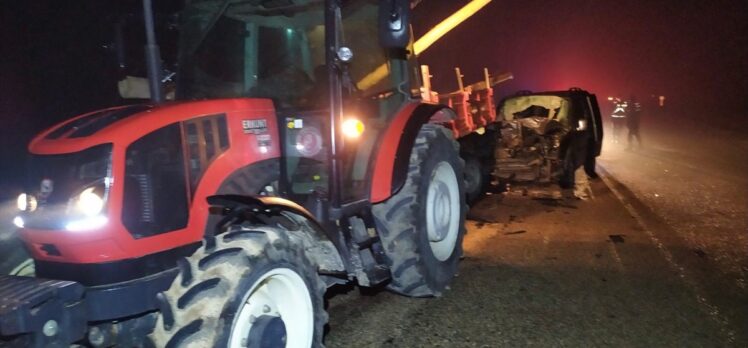 Afyonkarahisar'da hafif ticari aracın traktör römorkuna çarpması sonucu 9 kişi yaralandı