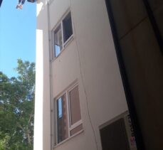 Alanya'da kontrolünü kaybeden yamaç paraşütçüsü, 4 katlı binanın çatısında asılı kaldı