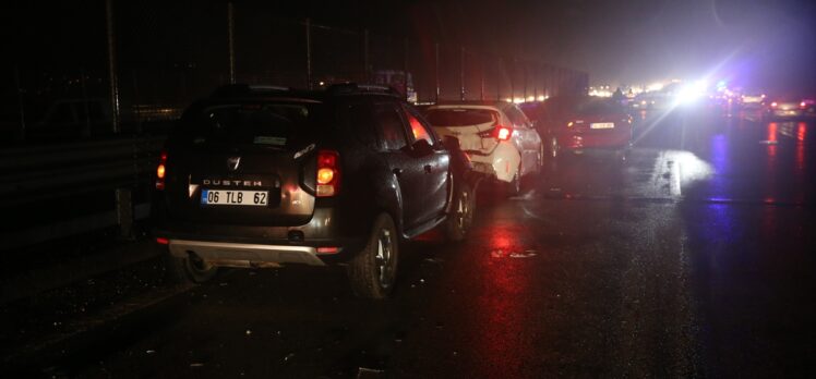 Anadolu Otoyolu'nda 10 aracın karıştığı trafik kazasında 5 kişi yaralandı