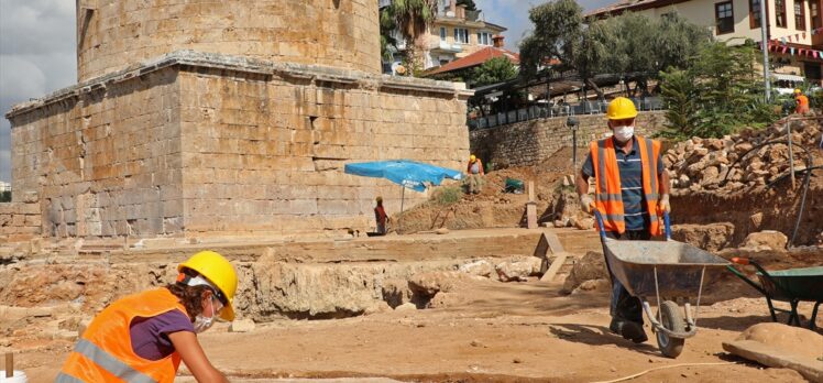 Antalya'nın simgelerinden Hıdırlık Kulesi'ndeki kazılarda yeni buluntulara rastlandı