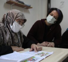 Aydın'da okuma yazma öğrenen kadınlar azimleriyle örnek oluyor