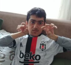 Beşiktaş Başkanı Çebi, engelli öğrenciye forma hediye etti