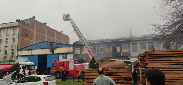 GÜNCELLEME – Bursa'da mobilya imalathanesinde çıkan yangın kontrol altına alındı
