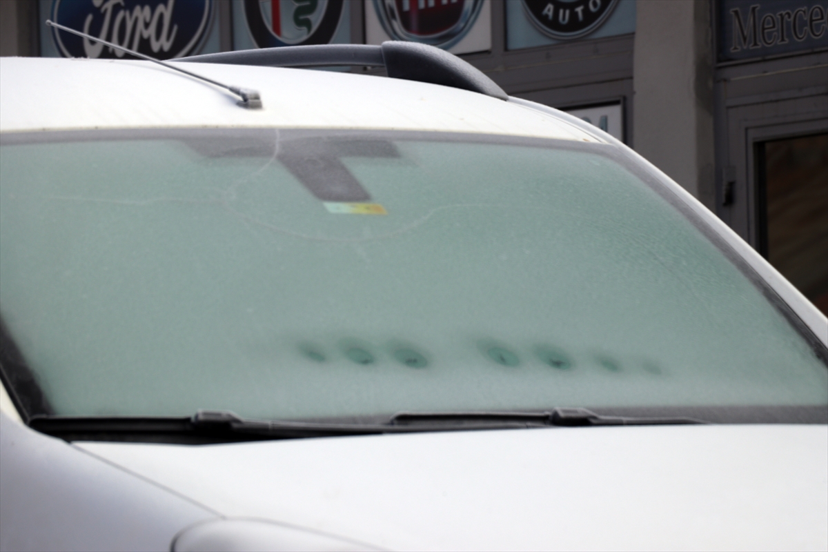 Doğu Anadolu'da soğuk hava nedeniyle araçların camları buz tuttu