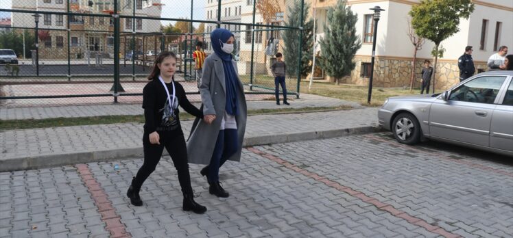 Down sendromlu Esmanur'un Anıtkabir hayalini Erzincan Valisi gerçekleştiriyor