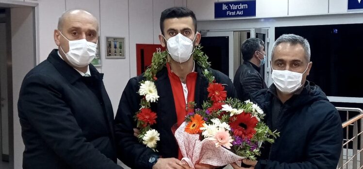 Dünya 3'üncüsü işitme engelli kareteci Volkan, Erzurum'da çiçeklerle karşılandı
