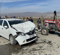 Erzincan'da traktöre çarpan otomobildeki 5 kişi yaralandı