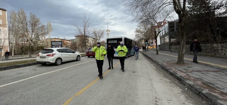 Erzurum'da ışık ihlali yapan sürücüler sivil trafik polislerine yakalandı