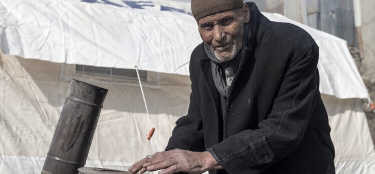Erzurum'daki depremde evleri hasar görenler geceyi sıcak çadırlarda geçirdi
