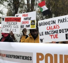 Fransa’da düzensiz göçmenlere yönelik kötü muamele protesto edildi