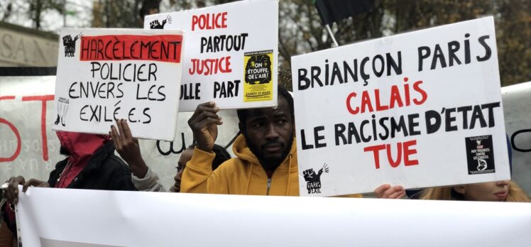 Fransa’da düzensiz göçmenlere yönelik kötü muamele protesto edildi