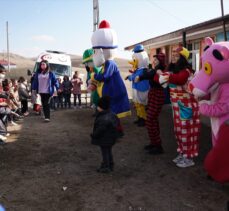 Gönüllü gençler Erzurum'daki depremden etkilenen çocuklara moral verdi