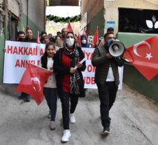 Hakkari'de çocukları dağa kaçırılan aileler HDP önünde eylem yaptı