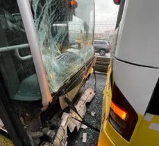 Haramidere durağında iki metrobüs çarpıştı