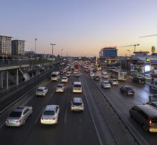 İstanbul'da ara tatilin ardından ilk iş gününde trafik yoğunluğu yaşanıyor