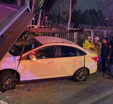 İstanbul'da otomobil otobüs durağına çarptı, 1 kişi öldü, 2 kişi yaralandı