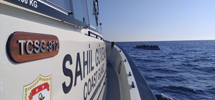 İzmir açıklarında Türk kara sularına itilen 115 düzensiz göçmen kurtarıldı