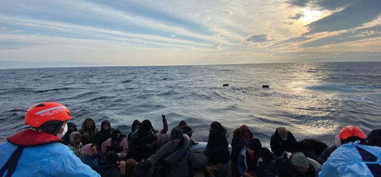 İzmir'de Yunanistan unsurlarınca geri itilen 65 düzensiz göçmen kurtarıldı