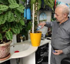 Kadıköylü berber botanik bahçesini andıran dükkanında müşterilerine nefes aldırtıyor