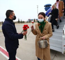 Kapadokya Havalimanı'na gelen Moldovalı turistler karanfille karşılandı