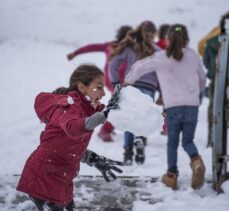 Kars'ta çocuklar kar topu oynayıp kızakla kayarak eğlendi