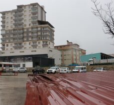 Kastamonu'da fırtına nedeniyle uçan çatı, alışveriş merkezinin otoparkına düştü