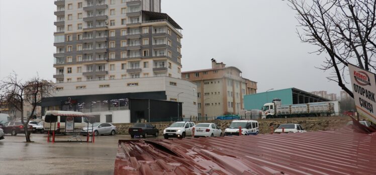 Kastamonu'da fırtına nedeniyle uçan çatı, alışveriş merkezinin otoparkına düştü