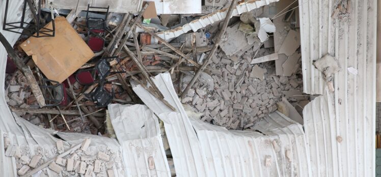 Malatya'da çöken binanın enkazını kaldırma çalışmaları sürüyor