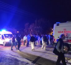 Manisa'da otomobil elektrikli bisiklete çarptı, 2 kişi yaralandı