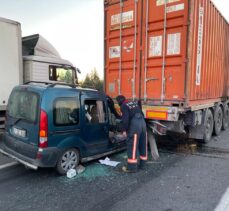 Mersin'de hafif ticari aracın tıra çarptığı kazada 5 kişi yaralandı