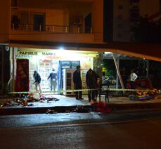 Mersin'de marketin duvarına çarpan otomobilin sürücüsü yaralandı