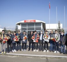 Milli curlingciler ve milli patenci Akar, Erzurum'da davul zurnayla karşılandı