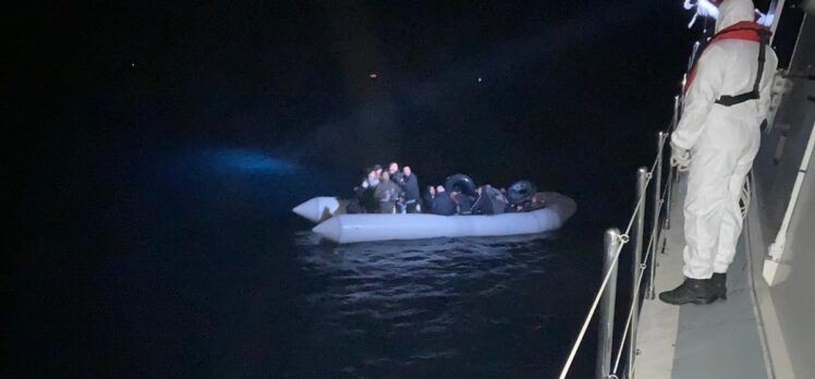 Muğla'da lastik bottaki 23 düzensiz göçmen kurtarıldı