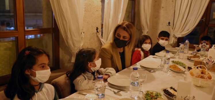 Nevşehir Valisi Becel, Kapadokya hayali gerçekleştirilen Vanlı öğrencilerle buluştu