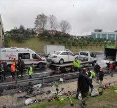 Otomobilin park halindeki İBB peyzaj aracına çarptığı kazada 8 kişi yaralandı