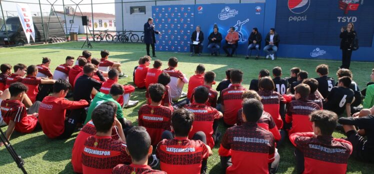“Pepsi Yıldız Futbolcu Seminerleri”nin ilki Eskişehir'de gerçekleştirildi