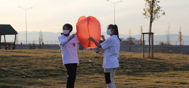 Sağlıkçılar organ bağışı için rengarenk balon ve fenerleri gökyüzüne bıraktı