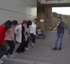 Samsun'da yurtta kalan üniversite öğrencileri kemençeli hamsi şenliğinde eğlendi