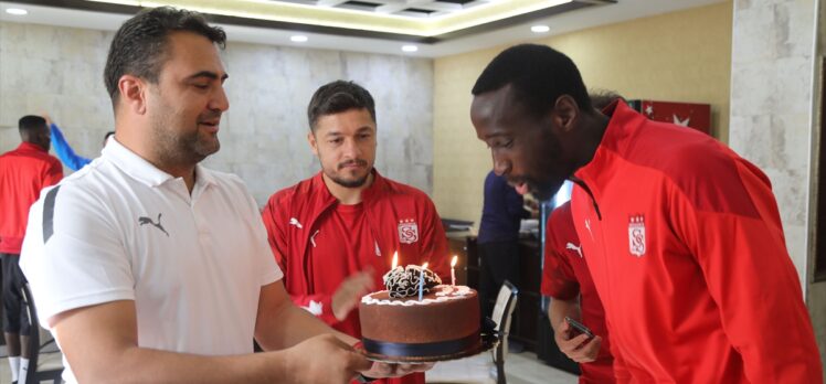 Sivassporlu futbolcu Camara'ya takım arkadaşlarından doğum günü sürprizi