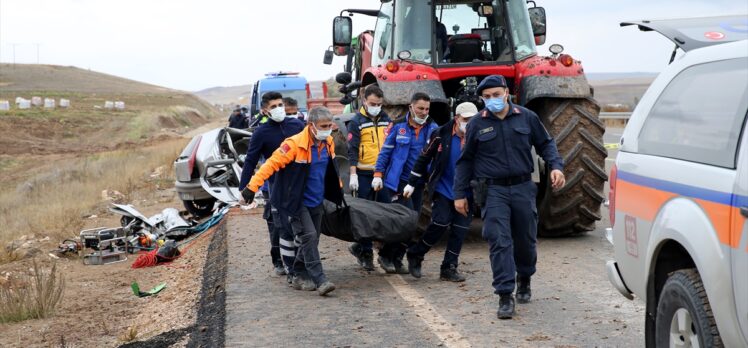 Sivas'ta otomobil ile traktörün çarpıştığı kazada 1 kişi öldü, 1 kişi yaralandı