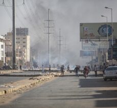 Sudan'da yüzlerce kişinin sivilin yönetim talebiyle düzenlediği protestolarda 1 kişi öldü